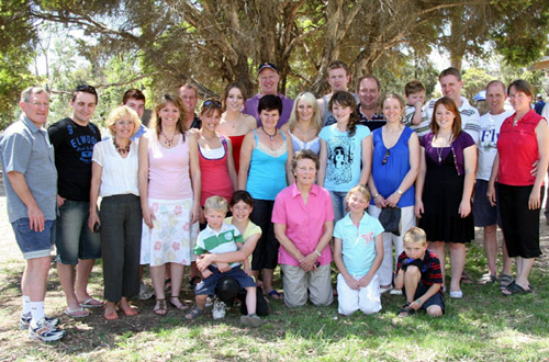 Wood family reunion in Bundoora 2007: lorraine-family